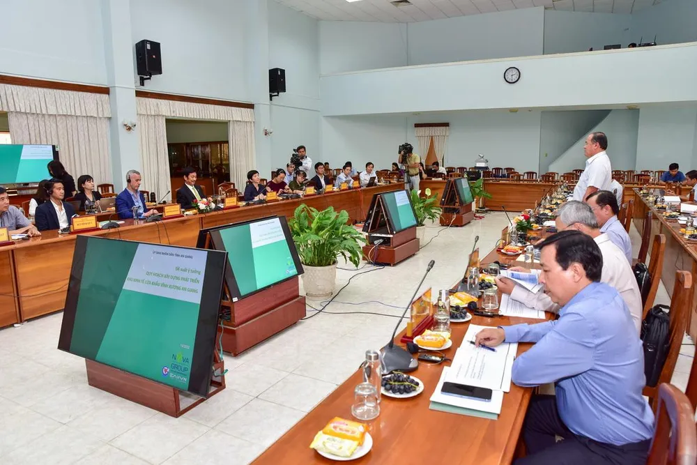 Toàn cảnh buổi làm việc, báo cáo “Đề án quy hoạch và cơ chế ưu đãi đặc thù kinh tế cửa khẩu Vĩnh Xương, thị xã Tân Châu, An Giang” Toàn cảnh buổi làm việc, báo cáo “Đề án quy hoạch và cơ chế ưu đãi đặc thù kinh tế cửa khẩu Vĩnh Xương, thị xã Tân Châu, An Giang”