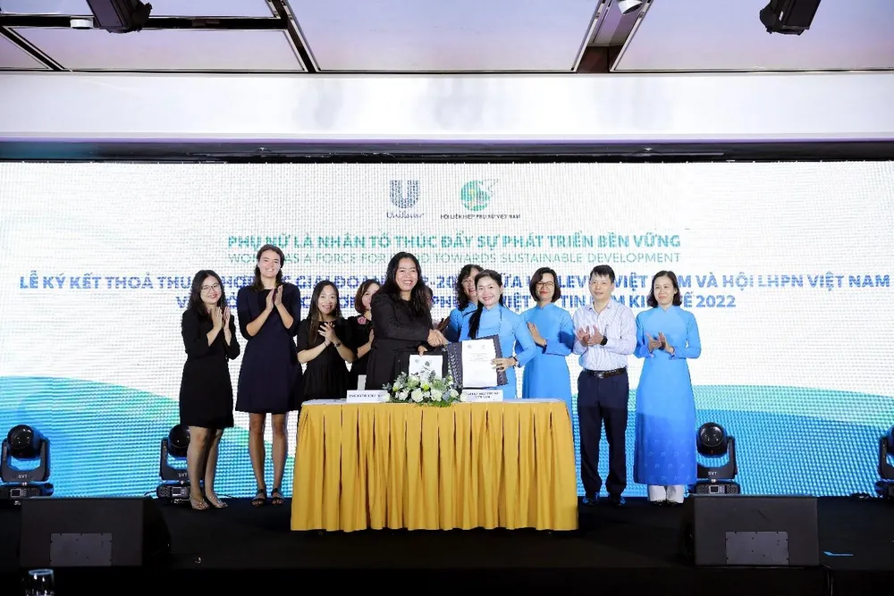 Đại diện Unilever Việt Nam và Hội Liên hiệp Phụ nữ Việt Nam ký kết chương trình hợp tác “Nâng cao chất lượng cuộc sống và trao quyền cho phụ nữ thông qua phát triển kinh doanh và giáo dục sức khỏe”