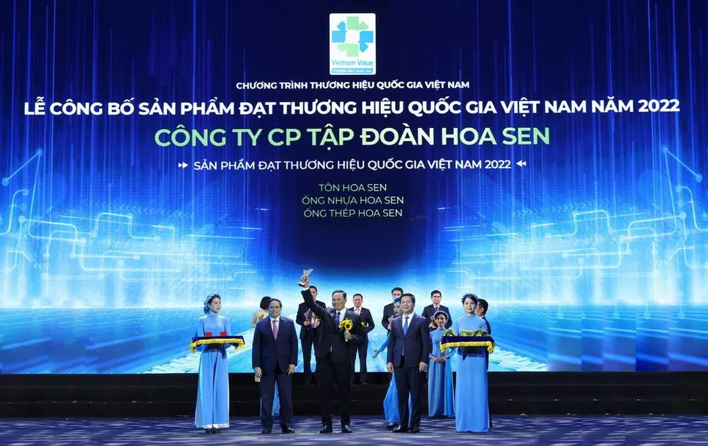 Thủ tướng Phạm Minh Chính và Bộ trưởng Bộ Công Thương Nguyễn Hồng Diên trao biểu trưng Thương hiệu Quốc gia 2022 cho HSG.