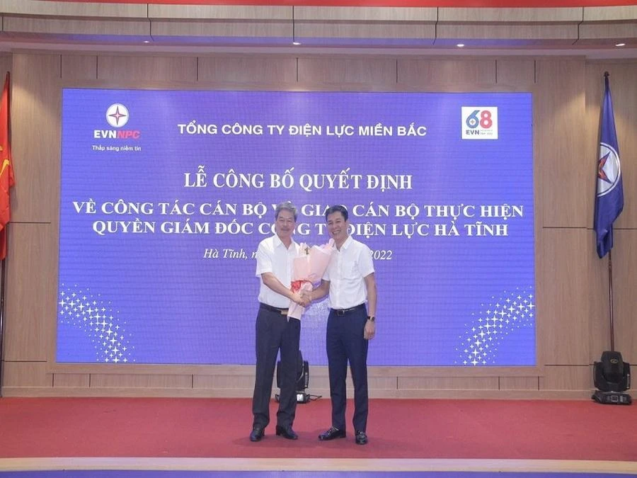 Ông Vũ Thế Nam, Thành viên Hội đồng thành viên EVNNPC tặng hoa chúc mừng ông Lê Quang Thái nhận nhiệm vụ kiêm nhiệm. Ông Vũ Thế Nam, Thành viên Hội đồng thành viên EVNNPC tặng hoa chúc mừng ông Lê Quang Thái nhận nhiệm vụ kiêm nhiệm.