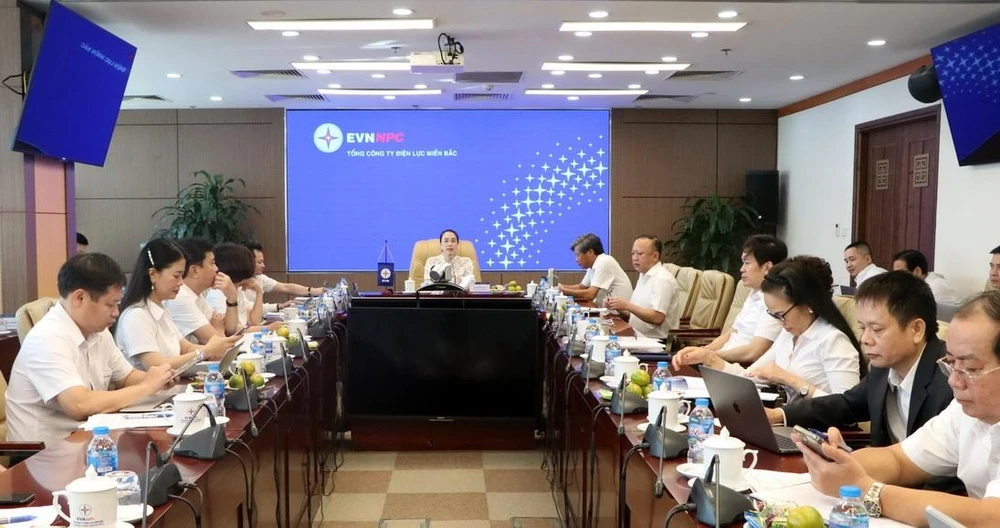 Bà Đỗ Nguyệt Ánh, Chủ tịch EVNNPC chủ trì cuộc họp lãnh đạo và các ban chuyên môn.