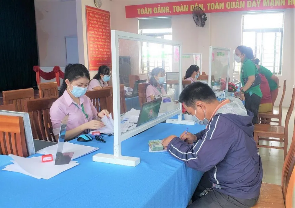 Người dân tiếp cận vốn vay ưu đãi từ Chi nhánh NHCSXH TP Đà Nẵng. Người dân tiếp cận vốn vay ưu đãi từ Chi nhánh NHCSXH TP Đà Nẵng.