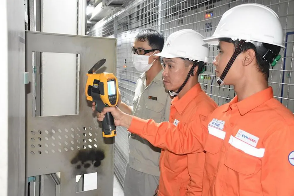 EVNHANOI phối hợp cùng các đơn vị quản lý rạp chiếu phim kiểm tra tình trạng vận hành thiết bị điện.