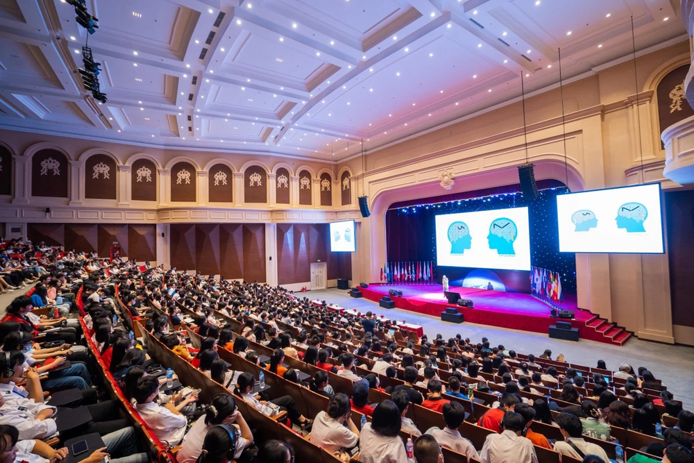 Buổi chia sẻ về phương pháp học tập hiệu quả của GS Barbara Oakley tại VinUni thu hút hàng nghìn giảng viên, giáo viên, sinh viên và học sinh phổ thông ở nhiều tỉnh thành.