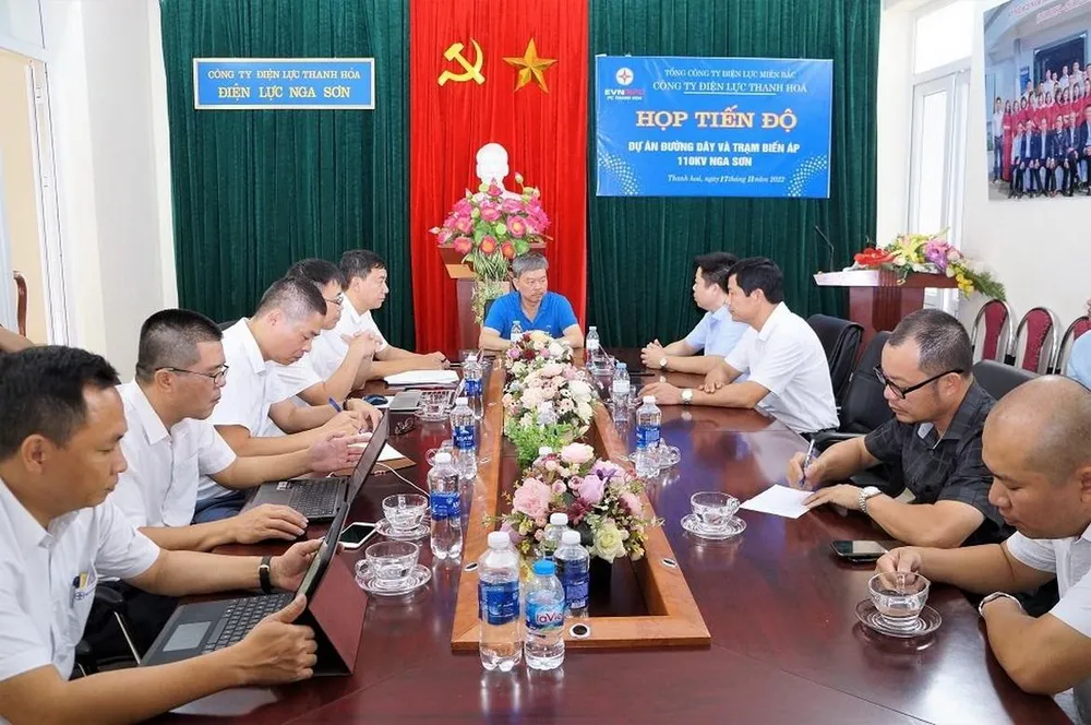 Ông Lê Quang Thái, Phó Tổng Giám đốc EVNNPC họp kiểm tra tiến độ và yêu cầu các đơn vị phải đóng điện dự án ngay trong tháng 11-2022. Ông Lê Quang Thái, Phó Tổng Giám đốc EVNNPC họp kiểm tra tiến độ và yêu cầu các đơn vị phải đóng điện dự án ngay trong tháng 11-2022.