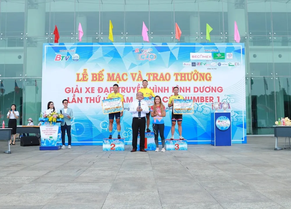 Đại diện Nhãn hàng Number 1 cùng ban tổ chức trao giải cho những tay đua giành chiến thắng Đại diện Nhãn hàng Number 1 cùng ban tổ chức trao giải cho những tay đua giành chiến thắng