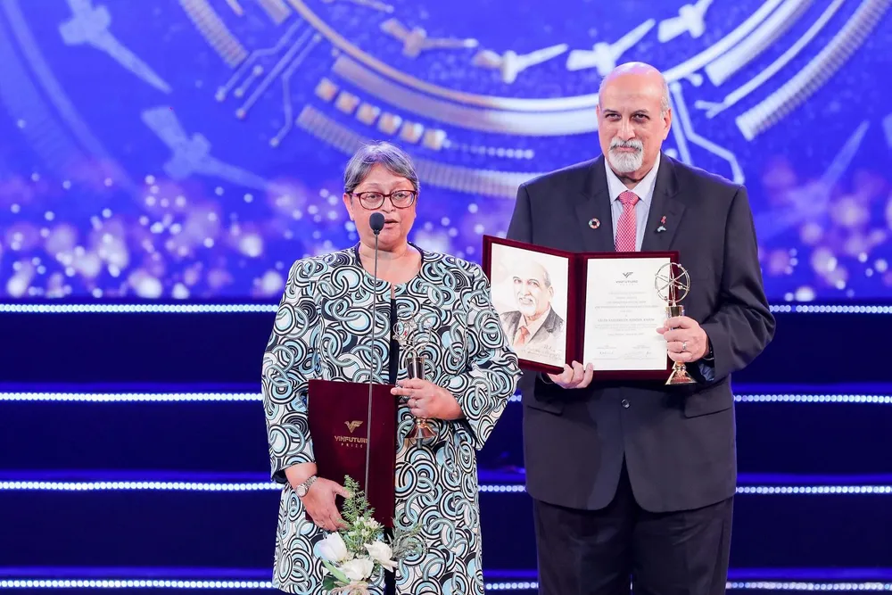 Vợ chồng GS Karim tại lễ Trao giải VinFuture mùa đầu tiên