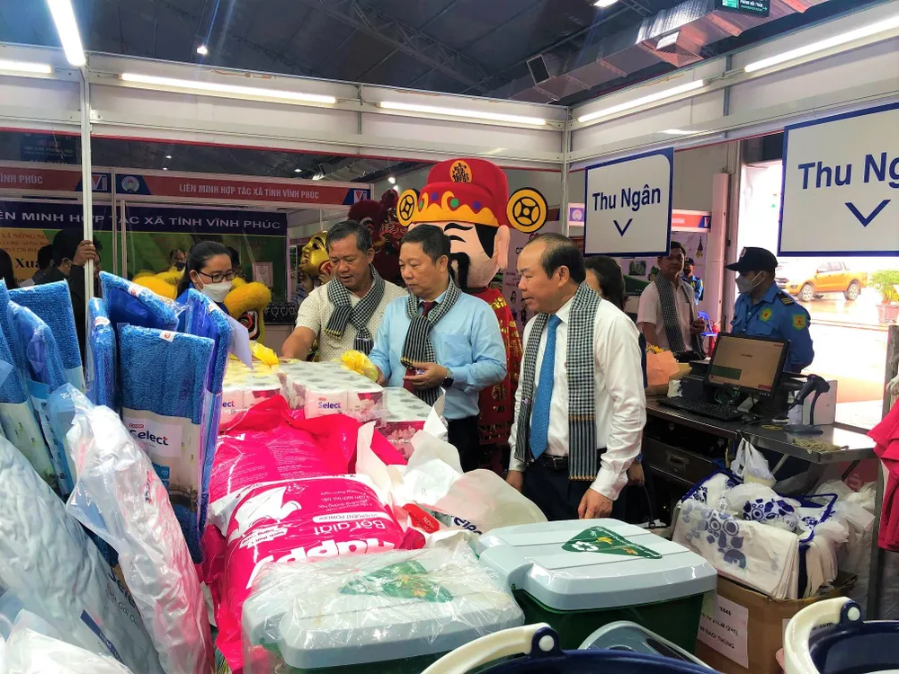 Phó Chủ tịch UBND TP.HCM Dương Anh Đức cùng ông Nguyễn Ngọc Bảo, Chủ tịch Liên minh HTX Việt Nam tham quan gian hàng triển lãm của Saigon Co.op Phó Chủ tịch UBND TP.HCM Dương Anh Đức cùng ông Nguyễn Ngọc Bảo, Chủ tịch Liên minh HTX Việt Nam tham quan gian hàng triển lãm của Saigon Co.op