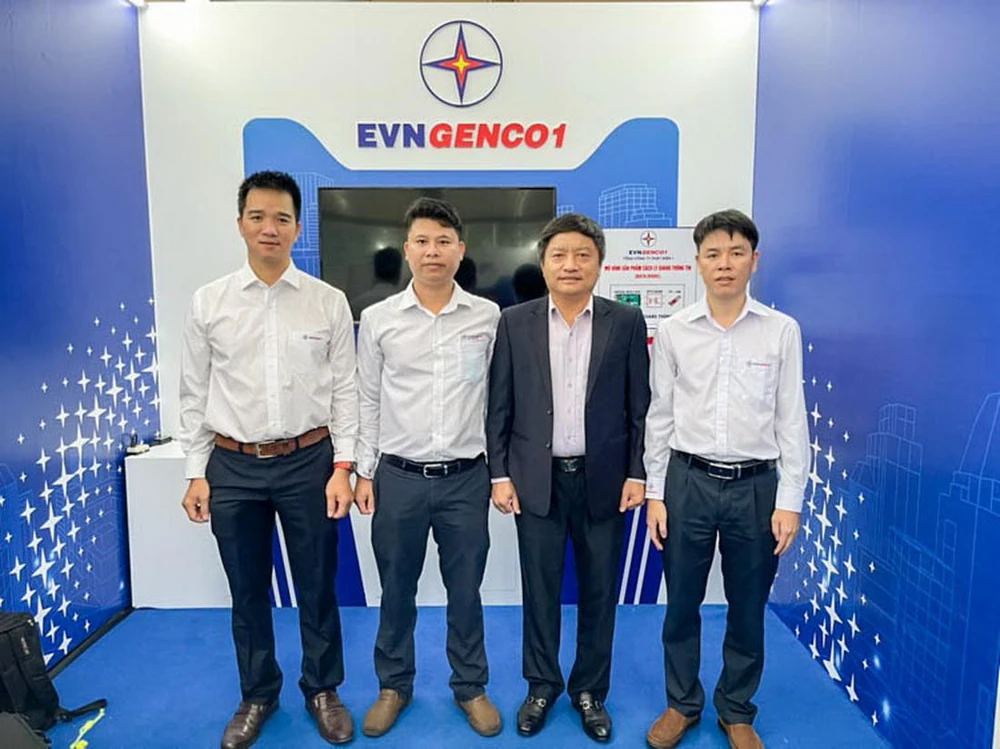 Ông Nguyễn Tiến Khoa – Chủ tịch HĐTV EVNGENCO1 thăm gian hàng trưng bày.