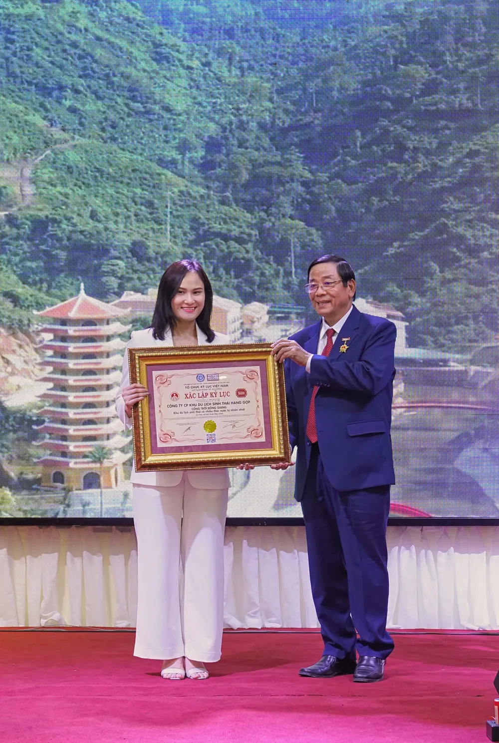 KDL sinh thái Cổng Trời Đông Giang danh hiệu kỷ lục: Khu du lịch sinh thái có nhiều thác nước tự nhiên nhất Việt Nam