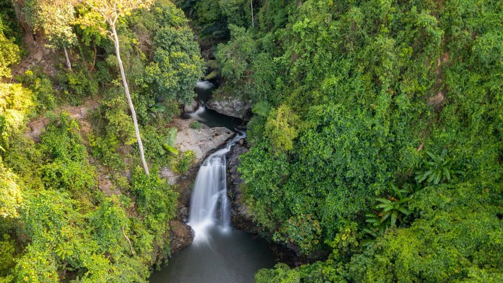 Thác nước tự nhiên và hoang sơ