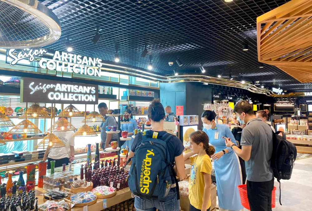 Khu mua sắm SASCO SHOP lớn nhất ga đi quốc tế quảng bá hàng hóa mang đậm bản sắc Việt và giới thiệu các mặt hàng đặc sắc, nổi tiếng đến từ các quốc gia khác.