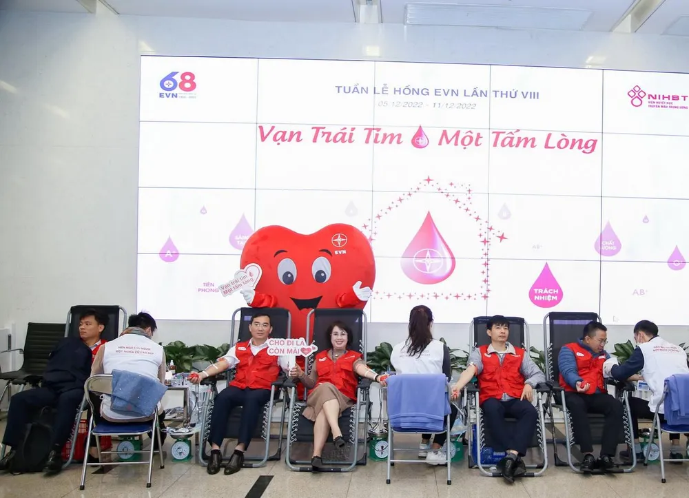 Cán bộ, nhân viên EVN tham gia hiến máu tình nguyện tại sự kiện Tuần lễ hồng EVN 2022.