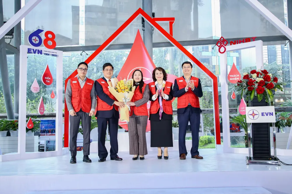 Đại diện Viện Huyết học – Truyền máu Trung ương (đứng giữa) cảm ơn sự đồng hành của lãnh đạo và nhân viên EVN trong chương trình hiến máu vì cộng đồng.