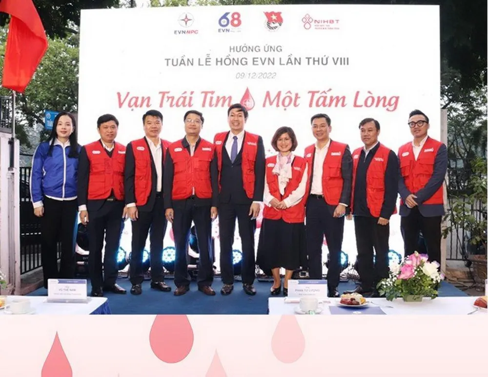 Ông Phan Tử Lượng (đứng giữa), Phó Tổng Giám đốc EVNNPC cùng lãnh đạo EVN, EVNNPC tại lễ phát động hưởng ứng Tuần lễ hồng 2022.