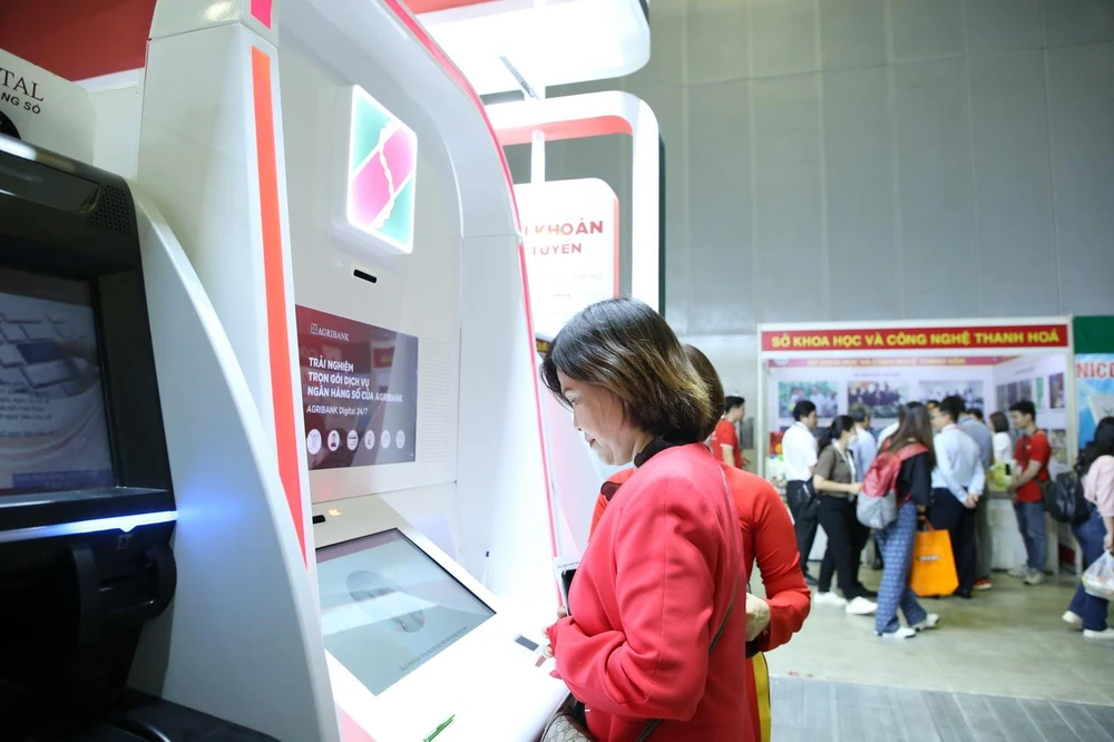 Khách hàng hào hứng trải nghiệm mô hình Ngân hàng số - Agribank Digital.