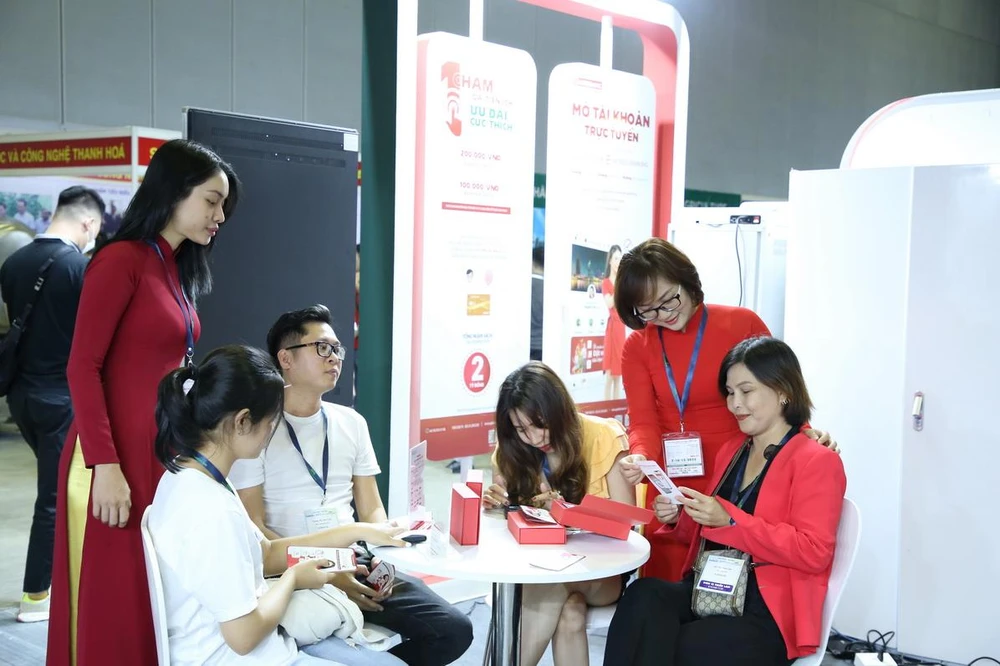 Đội ngũ nhân viên Agribank Chi nhánh TP. Hồ Chí Minh tích cực hướng dẫn khách hàng trải nghiệm những tiện ích của Agribank Digital.