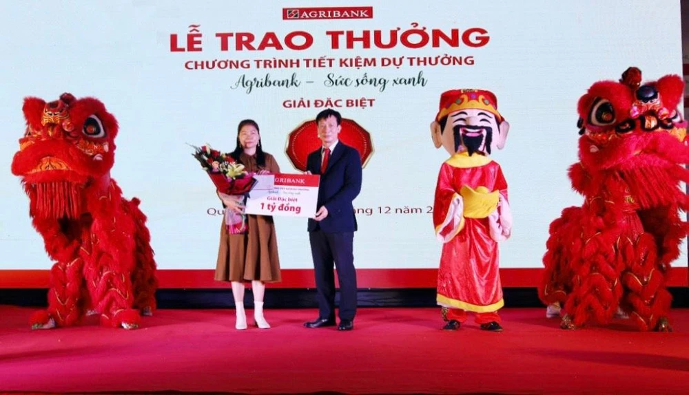 Ông Phạm Đức Tuấn - Phó Tổng giám đốc Agribank trao giải Đặc biệt 01 tỷ đồng cho khách hàng.