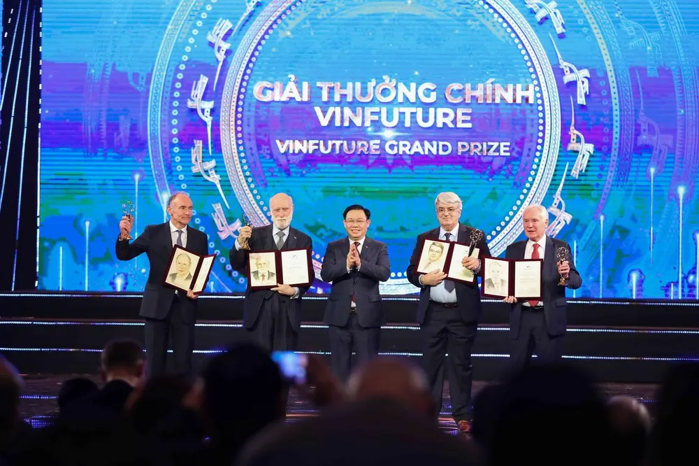 Chủ tịch Quốc hội Vương Đình Huệ (ở giữa) trao Giải thưởng Chính VinFuture 2022 trị giá 3 triệu đô la Mỹ cho 5 nhà khoa học: Sir Timothy John Berners-Lee, Tiến sĩ Vinton Gray Cerf, Tiến sĩ Emmanuel Desurvire, Tiến sĩ Robert Elliot Kahn, và Giáo sư Sir David Neil Payne với các tầng phát minh đột phá trong việc kết nối công nghệ mạng toàn cầu. Chủ tịch Quốc hội Vương Đình Huệ (ở giữa) trao Giải thưởng Chính VinFuture 2022 trị giá 3 triệu đô la Mỹ cho 5 nhà khoa học: Sir Timothy John Berners-Lee, Tiến sĩ Vinton Gray Cerf, Tiến sĩ Emmanuel Desurvire, Tiến sĩ Robert Elliot Kahn, và Giáo sư Sir David Neil Payne với các tầng phát minh đột phá trong việc kết nối công nghệ mạng toàn cầu.