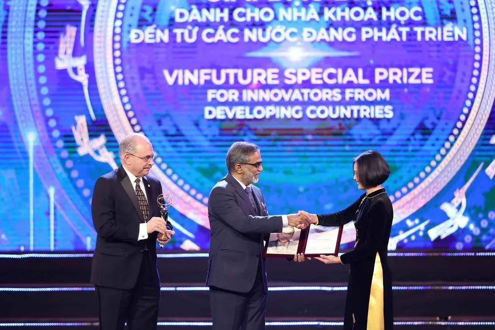 Giải Đặc biệt VinFuture 2022 dành cho Nhà khoa học đến từ các nước đang phát triển đã vinh danh Giáo sư Thalappil Pradeep (Ấn Độ) với hệ thống lọc nước nhiễm asen và kim loại nặng chi phí thấp Giải Đặc biệt VinFuture 2022 dành cho Nhà khoa học đến từ các nước đang phát triển đã vinh danh Giáo sư Thalappil Pradeep (Ấn Độ) với hệ thống lọc nước nhiễm asen và kim loại nặng chi phí thấp