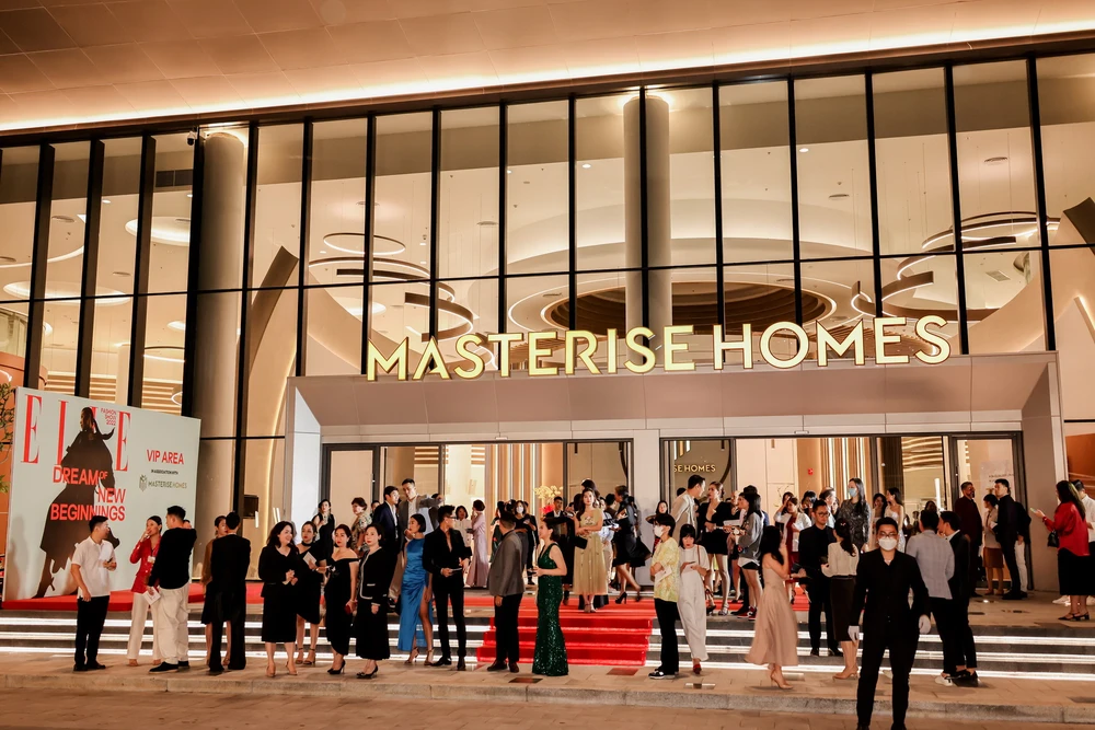 Các khán giả và khách mời chụp ảnh lưu niệm và thưởng thức tiệc cocktail tại không gian Sales Gallery kiêm Lifestyle Hub lớn nhất Việt Nam. Ảnh: Masterise Homes