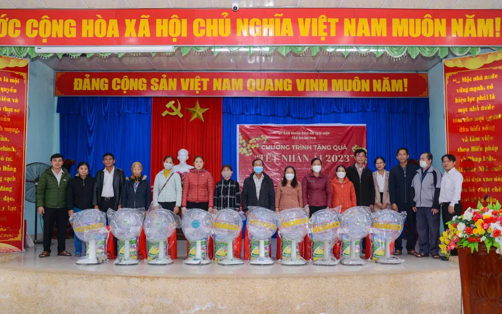 Tập đoàn FVG tổ chức chương trình “Tết nhân ái”, trao quà cho các hộ gia đình có hoàn cảnh khó khăn và 2 trường mầm non trên địa bàn tại huyện Đông Giang và Núi Thành.
