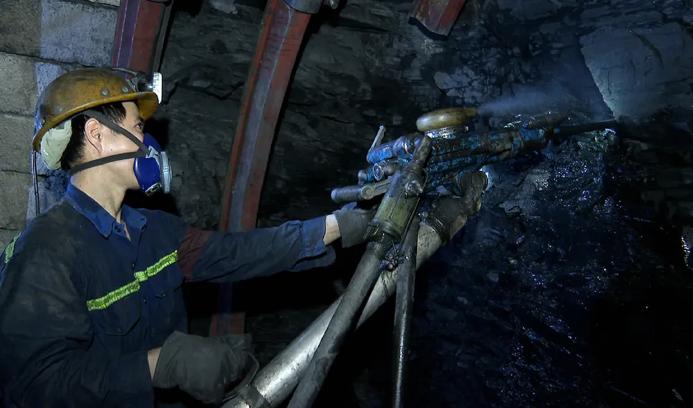 Thợ mỏ TKV thi đua lao động sản xuất, hoàn thành kế hoạch năm 2022.