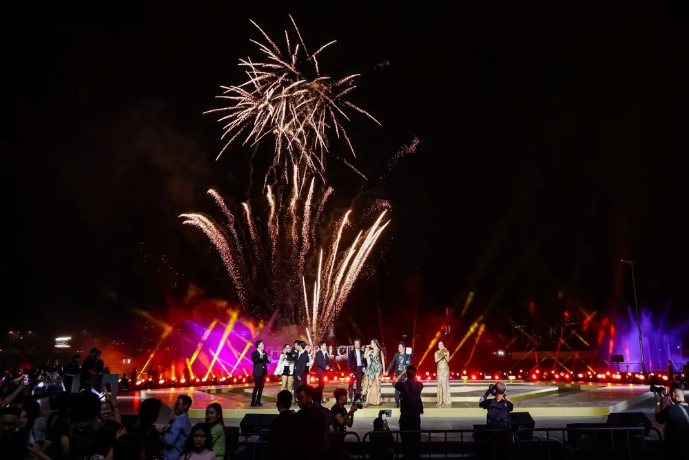 Lần đầu tiên tổ chức, Luxury Countdown Party mang lại những cảm xúc ấn tượng, thu hút hàng ngàn người đến với Trung tâm mới. Lần đầu tiên tổ chức, Luxury Countdown Party mang lại những cảm xúc ấn tượng, thu hút hàng ngàn người đến với Trung tâm mới.