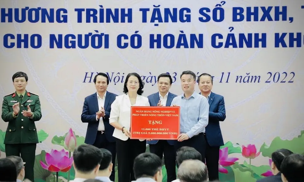 Phó Tổng Giám đốc Agribank Nguyễn Thị Phượng trao tặng tài trợ 1.451 sổ BHXH và 8.497 thẻ BHYT với tổng trị giá 5 tỉ đồng.