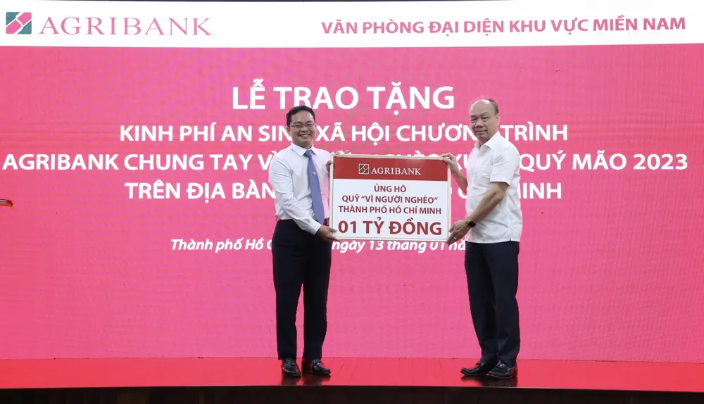 Ông Nguyễn Minh Trí (phải) - Thành viên Hội đồng thành viên Agribank, Trưởng Văn phòng đại diện khu vực miền Nam (phải) và ông Phạm Minh Tuấn - Phó Chủ tịch Uỷ ban MTTQ Việt Nam - TP.HCM trao nhận biểu trưng tài trợ an sinh xã hội trị giá 01 tỉ đồng.