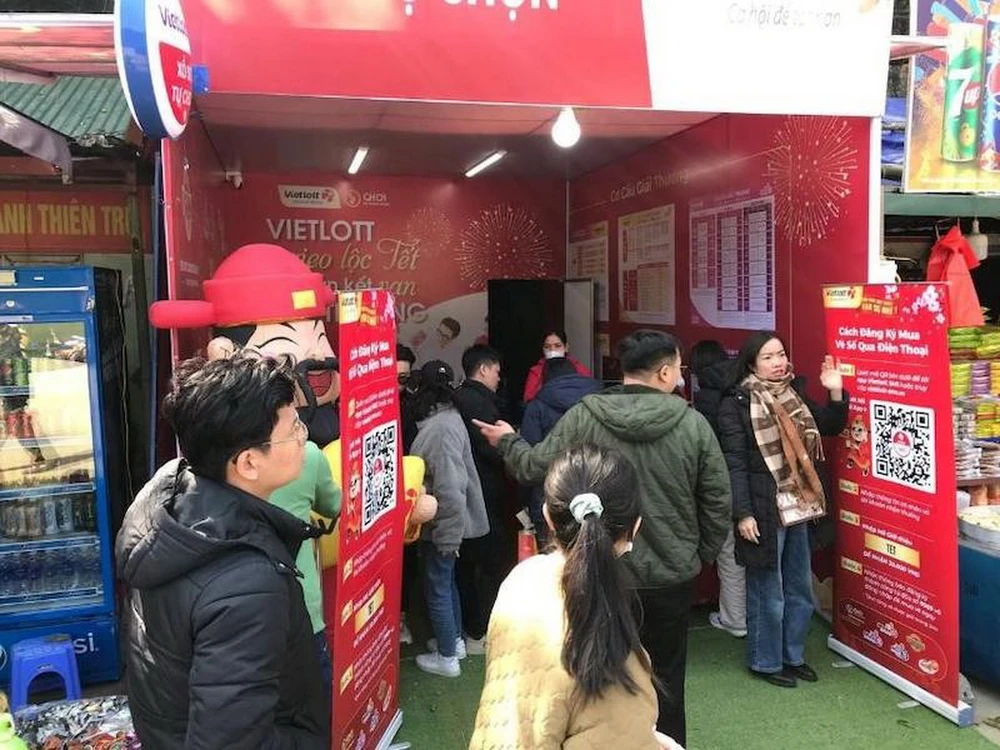 Đông đảo người chơi "săn" những tấm vé số Vietlott để "xin vía" ngày Vía thần tài.