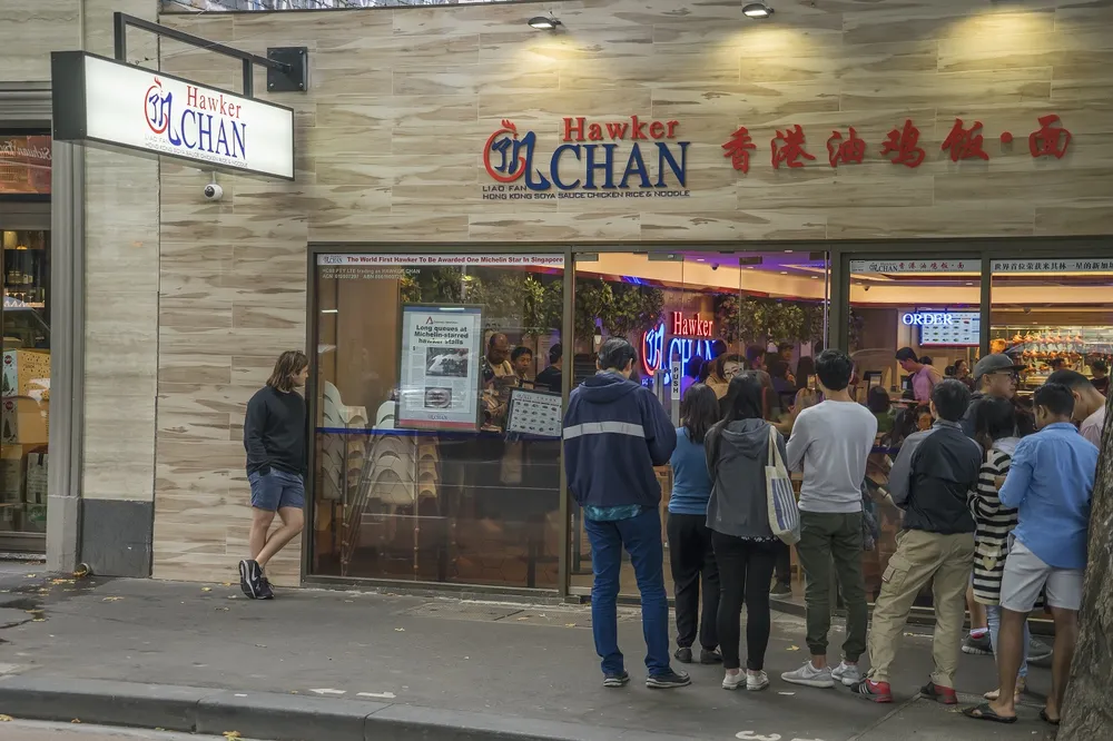 Khách du lịch xếp hàng trước một nhà hàng sao Michelin ở Melbourne, Úc. Ảnh: Istock Khách du lịch xếp hàng trước một nhà hàng sao Michelin ở Melbourne, Úc. Ảnh: Istock