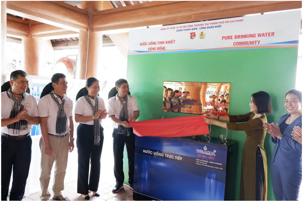 Lãnh đạo ĐUK, Công ty Nhiệt điện Phú Mỹ bàn giao công trình cho địa phương.