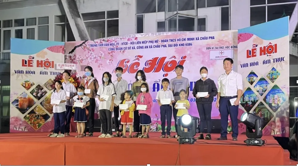 Đoàn Thanh niên Công ty EPS trao tặng học bổng cho các em học sinh