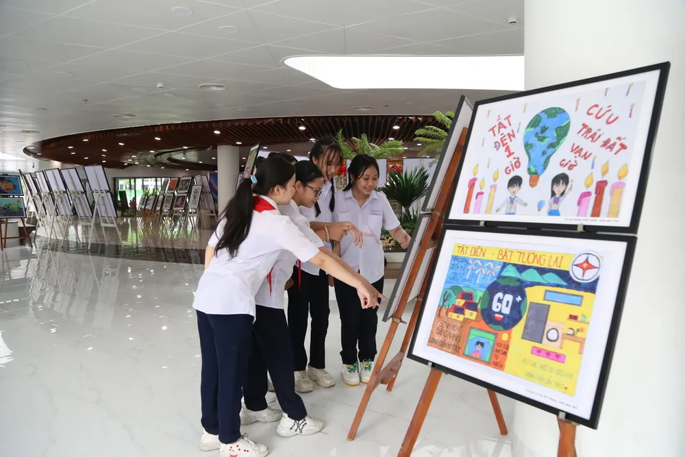 Các em nhỏ hào hứng xem triển lãm tranh về chủ đề tiết kiệm điện Các em nhỏ hào hứng xem triển lãm tranh về chủ đề tiết kiệm điện