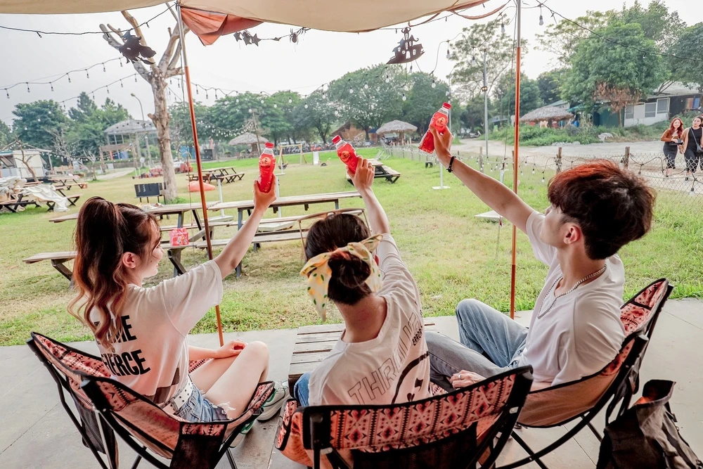 Với người trẻ, hè là phải tươi mát và rực rỡ.