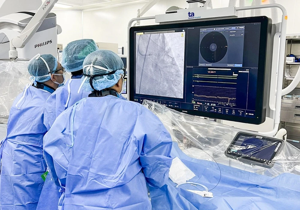 Các bác sĩ Trung tâm Can thiệp mạch BVĐK Tâm Anh TP.HCM đặt stent nong mạch vành hẹp nặng dưới sự hỗ trợ của hệ thống chụp can thiệp mạch (DSA) cánh tay robot xoay 360 độ. Ảnh: BVCC