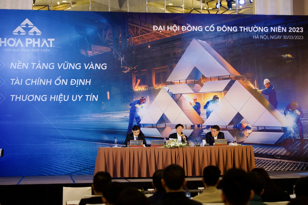 Chủ tịch Trần Đình Long trả lời các câu hỏi của cổ đông về kế hoạch kinh doanh năm 2023.