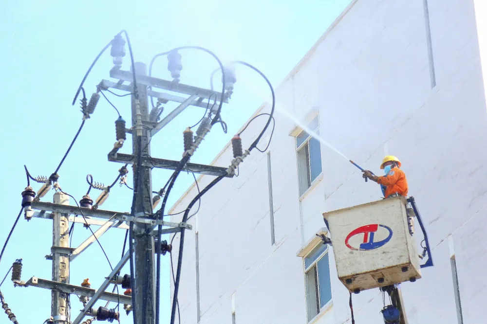 Vệ sinh lưới điện bằng nước áp lực cao.