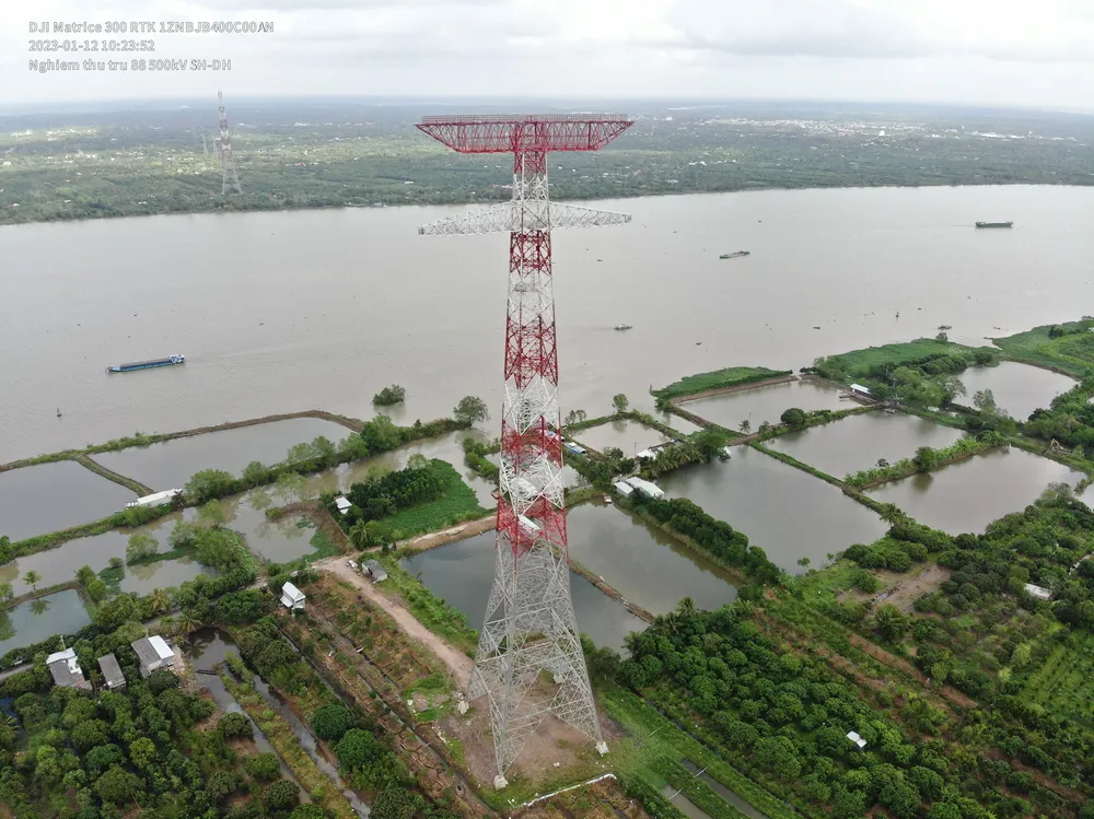 EVN ứng dụng flycam, UAV vào công tác nghiệm thu cột 88, đường dây 500 kV Sông Hậu - Đức Hòa (Giai đoạn 2). Ảnh: TĐ