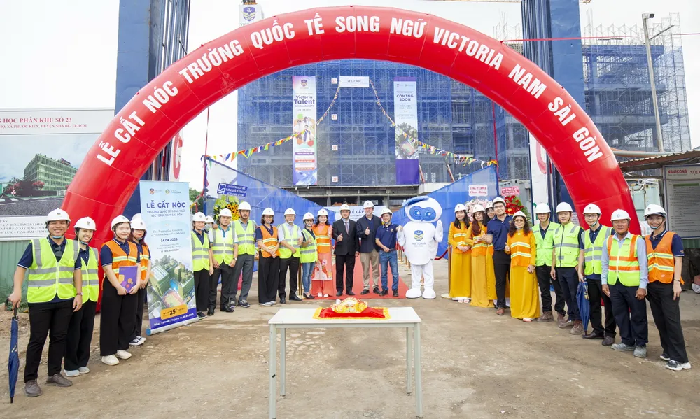 Tập thể CBNV trường Victoria Nam Sài Gòn chụp ảnh kỷ niệm cùng đối tác. Ảnh: Victoria Saigon South School