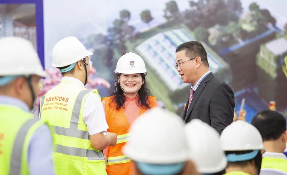 Đại diện Trường Victoria Nam Sài Gòn đón tiếp khách mời tại sự kiện. Ảnh: Victoria Saigon South School