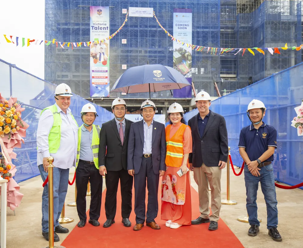 Các đại diện từ chủ đầu tư Phú Long chụp ảnh lưu niệm cùng đại diện Trường Quốc Tế Song Ngữ Victoria Nam Sài Gòn. Ảnh: Victoria Saigon South School
