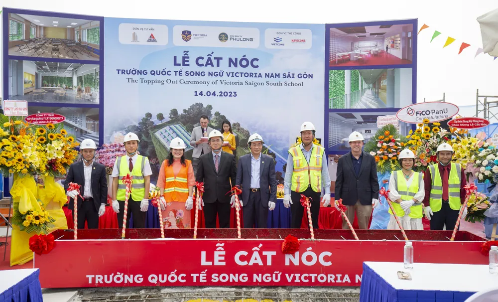 Các đại biểu thực hiện nghi thức lễ cất nóc. Ảnh: Victoria Saigon South School