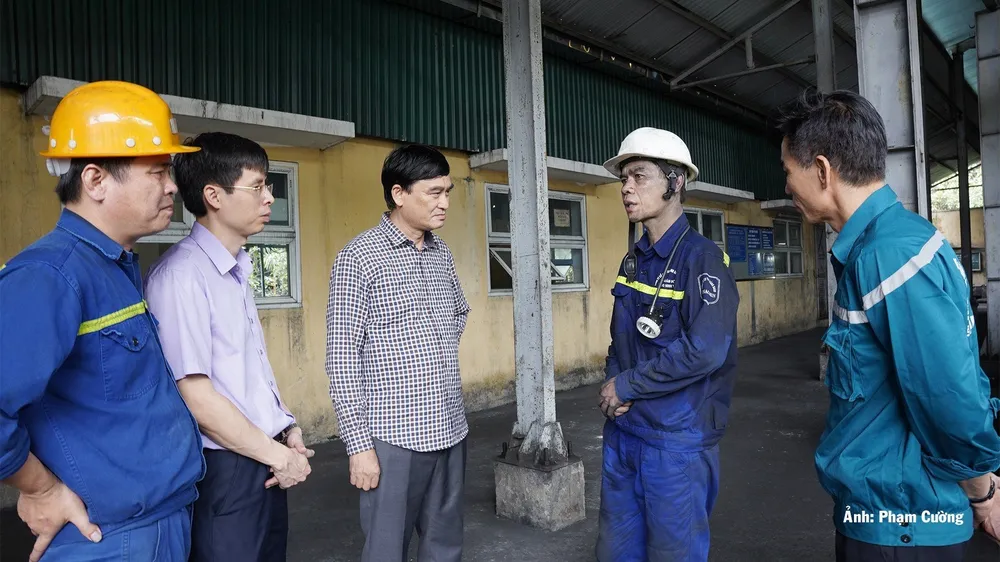 Lãnh đạo Công ty Than Vàng Danh và các lực lượng cứu hộ thường xuyên trao đổi, đưa ra phương án triển khai cứu hộ nhanh nhất. Lãnh đạo Công ty Than Vàng Danh và các lực lượng cứu hộ thường xuyên trao đổi, đưa ra phương án triển khai cứu hộ nhanh nhất.