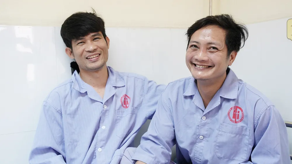 Niềm vui của thợ lò Bùi Tất Tuyên (phải) và Phạm Công Nhiên (trái) sau khi được giải cứu, sức khoẻ đã ổn định, bình thường. Niềm vui của thợ lò Bùi Tất Tuyên (phải) và Phạm Công Nhiên (trái) sau khi được giải cứu, sức khoẻ đã ổn định, bình thường.