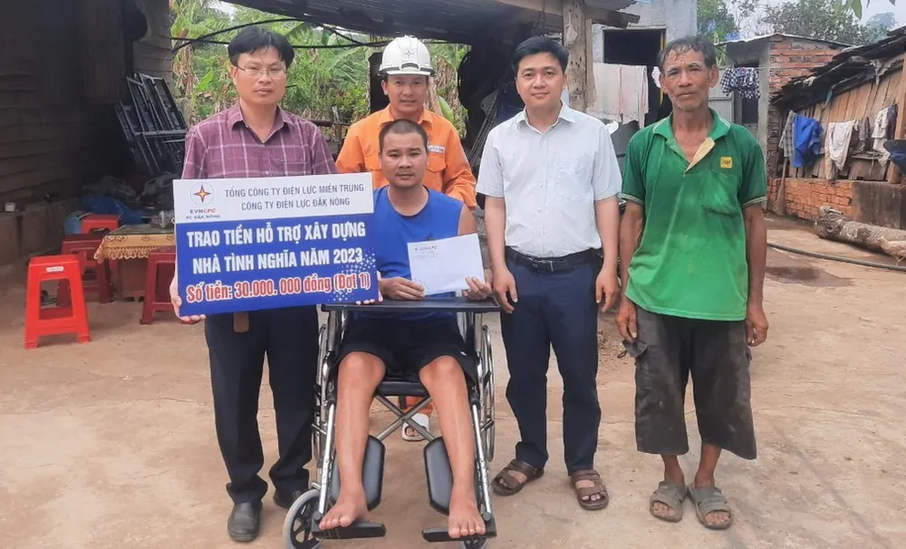 PC Đắk Nông trao tiền hỗ trợ xây dựng nhà cho hộ ông Trần Thanh Nghiệp: Ảnh: TA