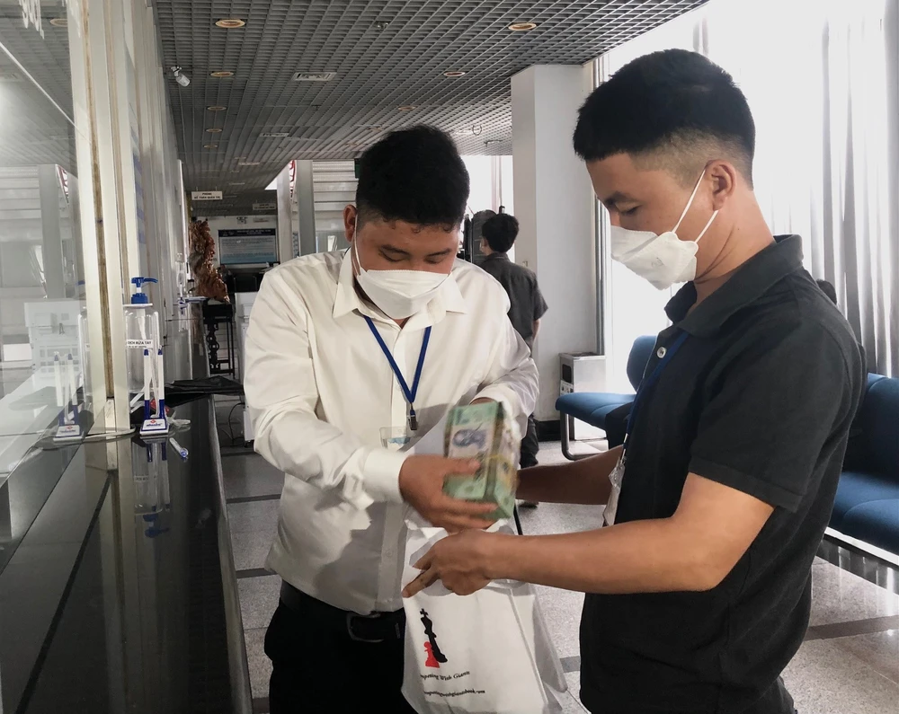 Anh H.H.L.K tại Long An nhận 1 tỷ đồng tiền trúng thưởng tại trụ sở Tập đoàn Tân Hiệp Phát.