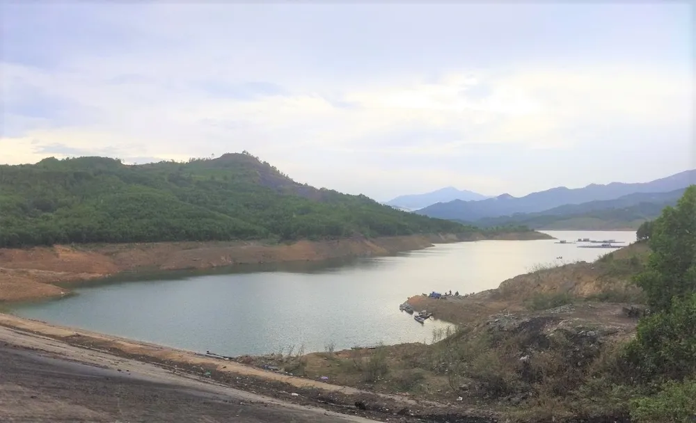 Nước hồ thủy điện Sông Tranh 2 ở mức thấp. Nước hồ thủy điện Sông Tranh 2 ở mức thấp.