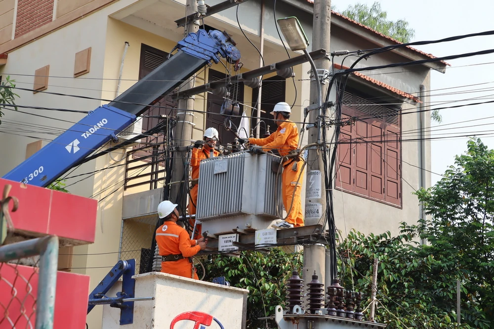 Công nhân điện lực thay máy biến áp chống quá tải